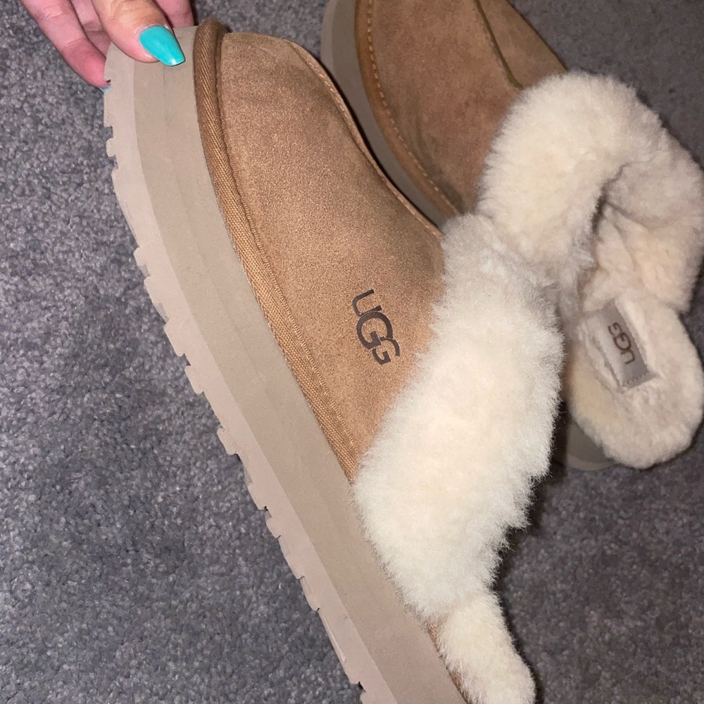 UGG PLATFORM SLIPPERS